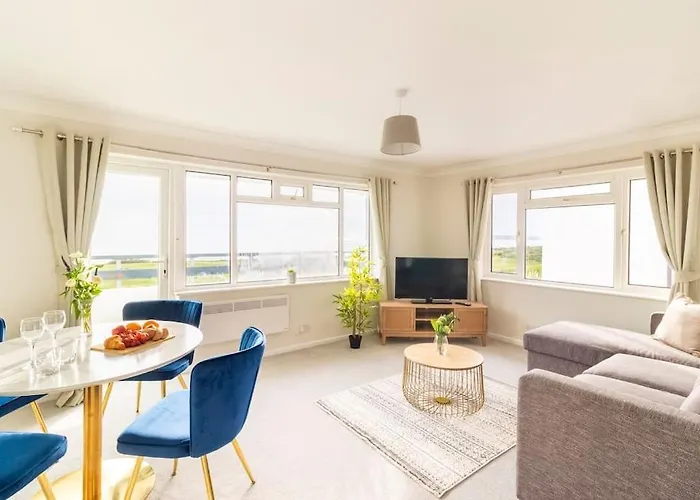 Panoramic Sea View 2 Bedroom Sleeps 6-Free Parking