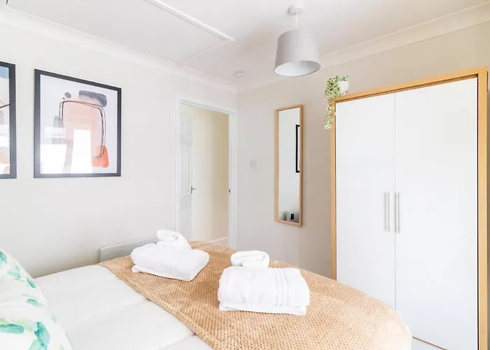 Panoramic Sea View 2 Bedroom Sleeps 6-Free Parking