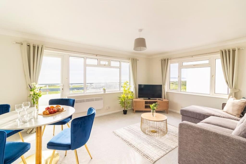 Panoramic Sea View 2 Bedroom Sleeps 6-free Parking Apartment Bournemouth