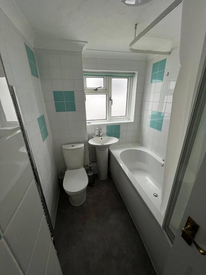 Panoramic Sea View 2 Bedroom Sleeps 6-free Parking