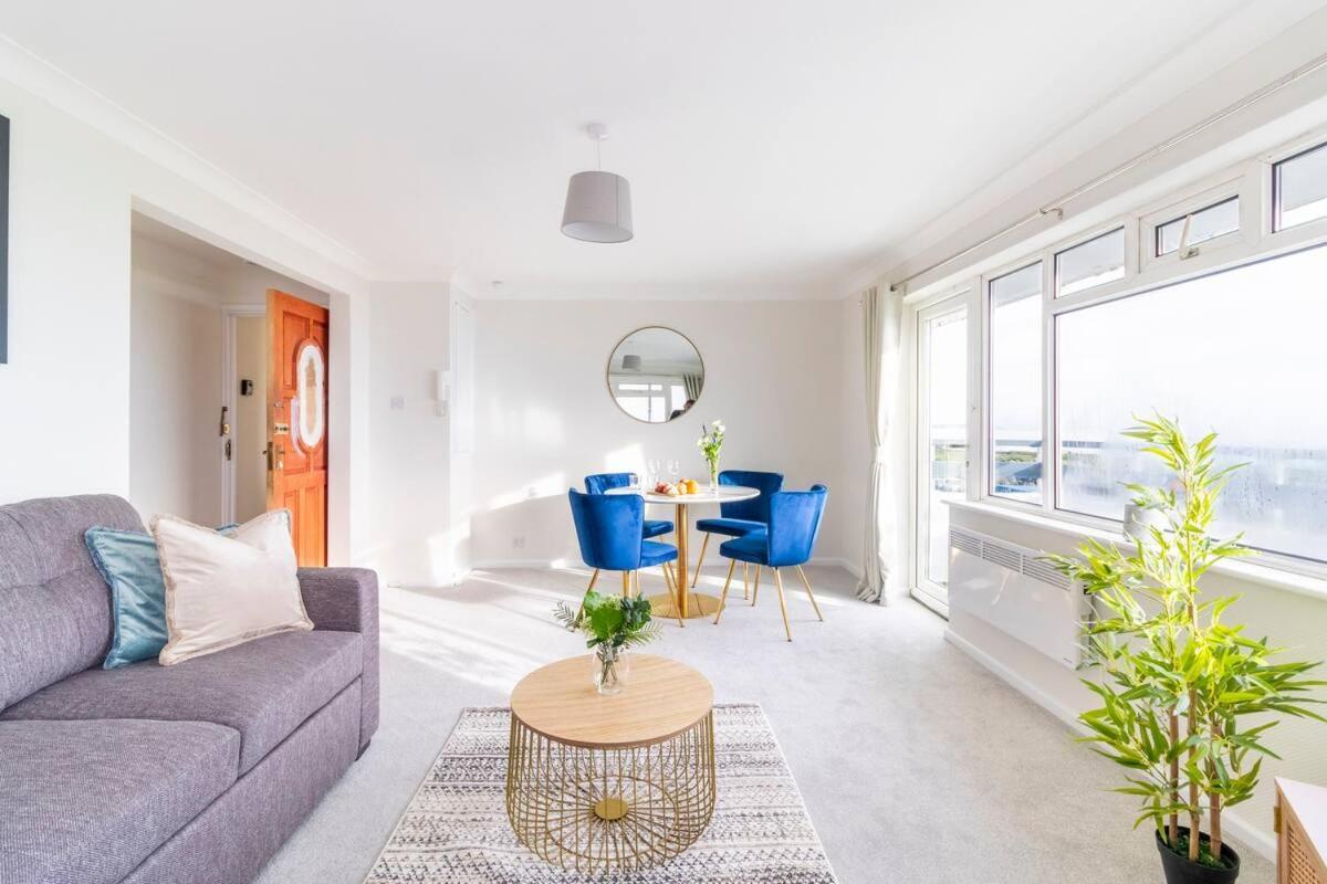 Panoramic Sea View 2 Bedroom Sleeps 6-free Parking Apartment